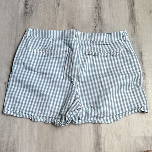 Size 16 Old Navy Everyday Short - Green Stripe - Picture 2 of 3